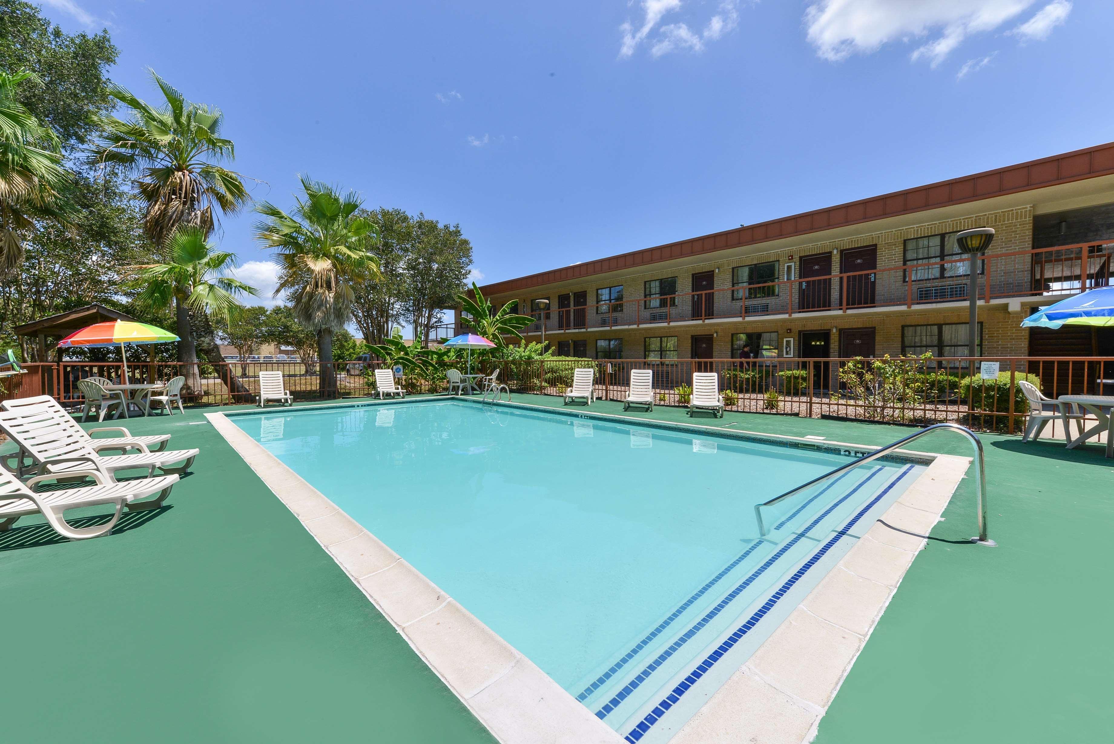 Americas Best Value Inn And Suites Виктория Екстериор снимка